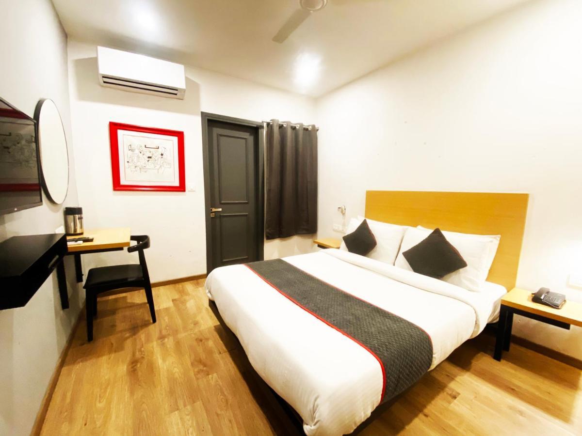 Hotel White Saffron New Delhi Exterior photo